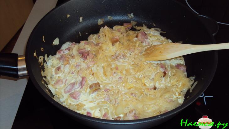 Сырно-луковый пирог с копченым салом и беконом