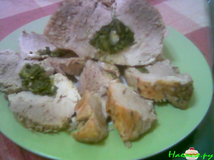 Буженина, фаршированная шпинатом