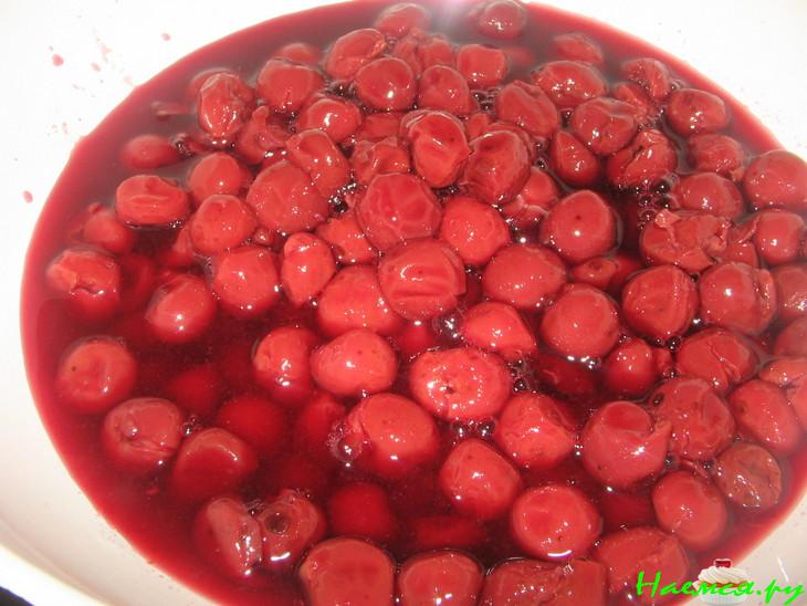 Бисквитный рулет со сгущенкой с вишневой начинкой