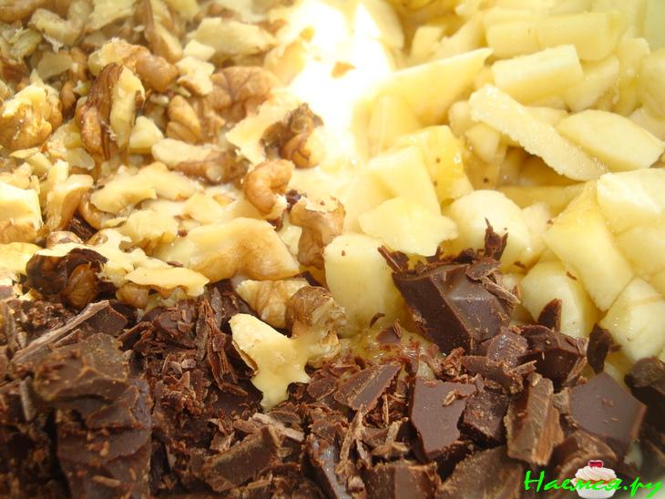 Пирог с орехами, бананом и шоколадом