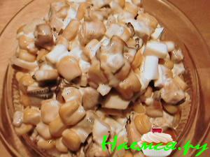 Салат из мидий с кукурузой