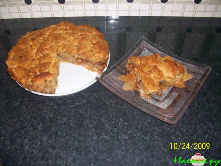 Закрытый яблочный пирог с изюмом и орехами 