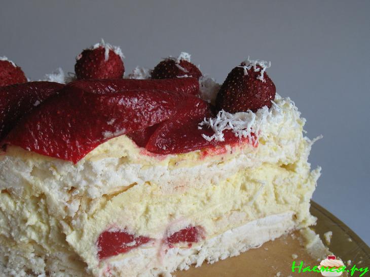 Безейный тортик с клубникой. Укутанный снегами и туманами