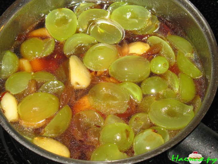 Запеченная свинина с конфитюром из лука, чеснока и винограда