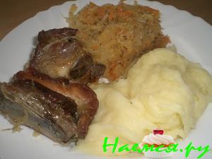 Тушеная капуста со свиными ребрышками