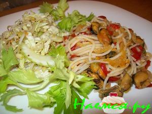 Мидии в восточном стиле и салат из пророщенного маша