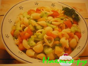 Салат из макарон с овощами и ветчиной