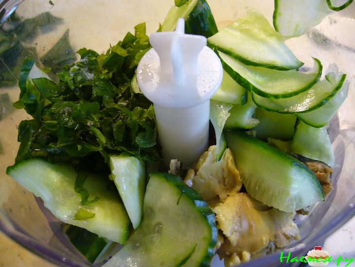 Авокадо-огуречный мусс на баклажановых тостах