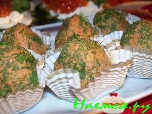 Паштет из куриной печени с песто из вяленых помидор