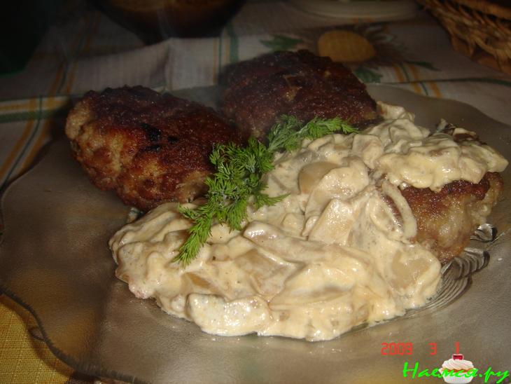 Картофельно-мясные котлеты с нежным грибным соусом.