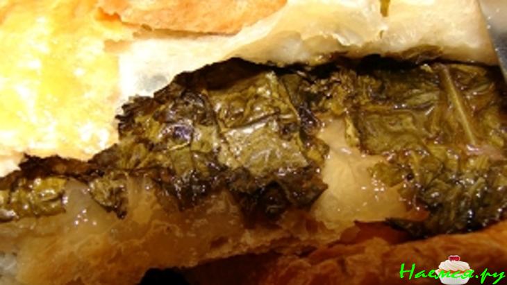 Пирог из слоёного теста с щавелем