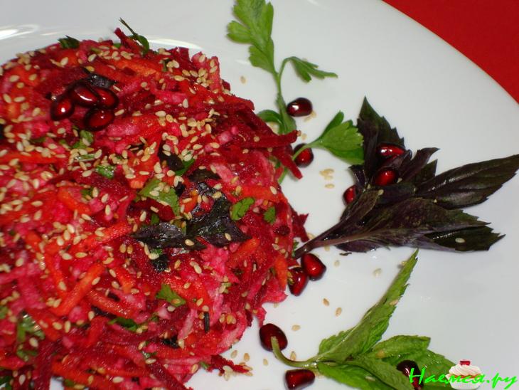 Cалат из свеклы с кольраби и кунжутом