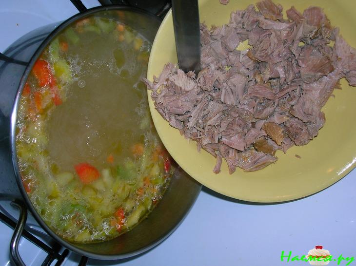 Суп из индейки с маслинами и сырными гренками