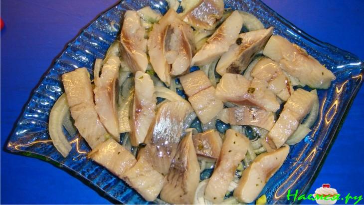 Салат из селедки с помидором, луком и яйцом