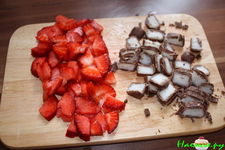 Нежные рулеты с баунти и клубникой