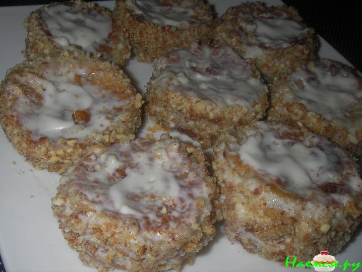 Творожно-миндальные пирожные с клубникой