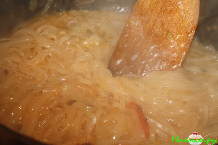 Рисовая лапша с мясом, овощами и орехами