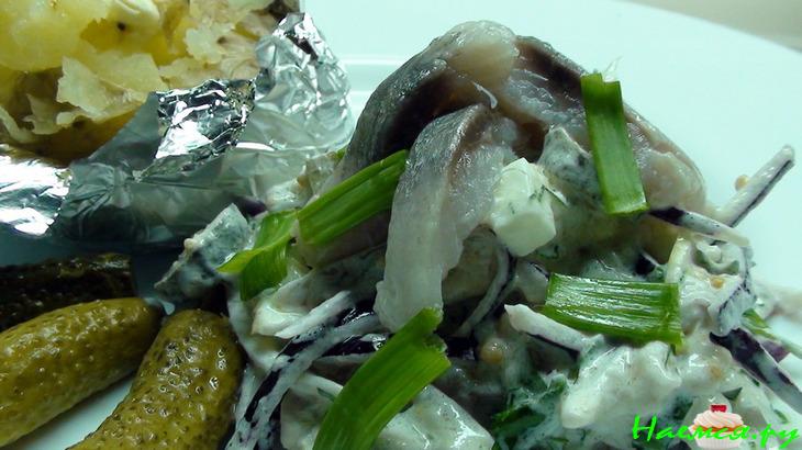 Селёдочный салат с яйцом и корнишонами