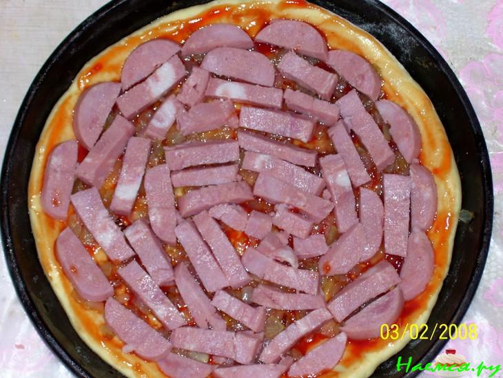 Пицца с жаренным луком