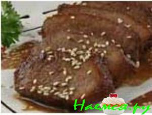 Говядина под острым чесночно-сметанным соусом с клюквой