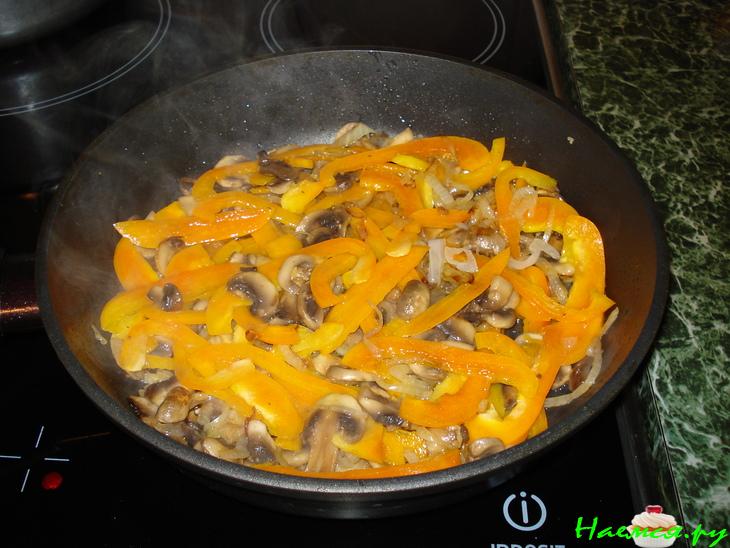 Куриная грудка с овощами, тушенная в сливках Куриная грудка с овощами, тушенная в сливках