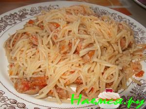 Мясо с макаронами в томатно-чесночном соусе