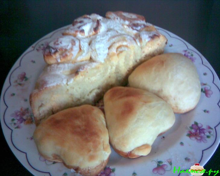 Сердечная выпечка (булочки с клубничным вареньем и пирог с творогом и апельсиновым киселем) Сердечная выпечка (булочки с клубничным вареньем и пирог с творогом и апельсиновым киселем)