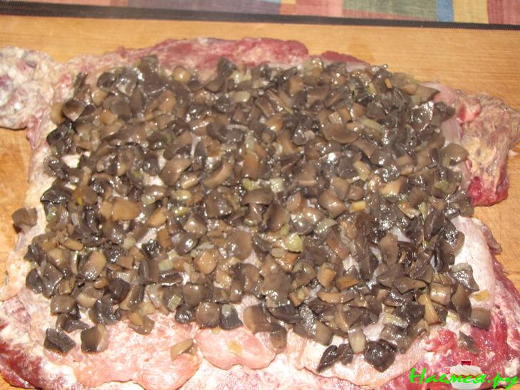 Рулетиз куриного филе и говядины с шампиньонами Рулетиз куриного филе и говядины с шампиньонами