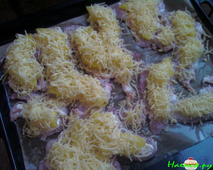 Мясо с ананасами и сыром