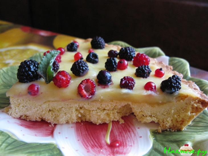 Песочный пирог с заварным кремом и ягодами