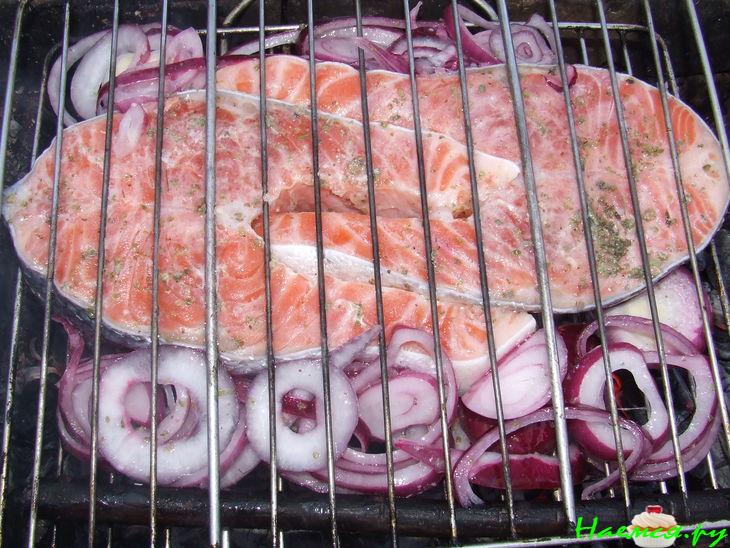 Стейки семги маринованные и приготовленные на углях Стейки семги маринованные и приготовленные на углях