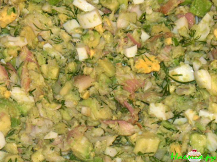 Салат из авокадо и копченой форели