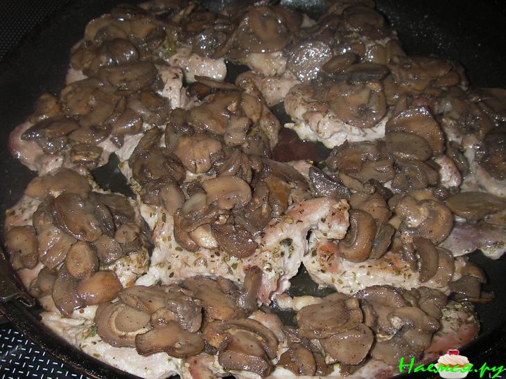 Свинина с шампиньонами и соусом из голубого сыра