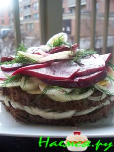Закусочный торт из селёдки и свеклы