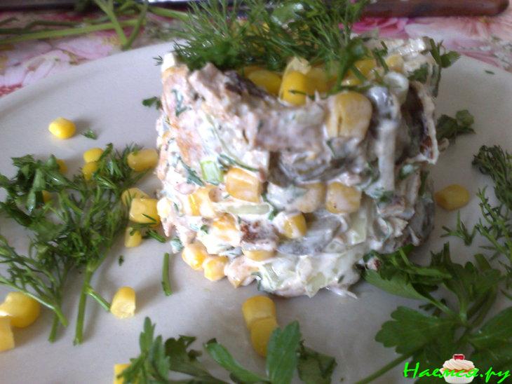 Салат из тунца с кукурузкой и огурчиком