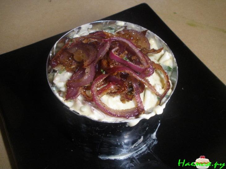 Салат яичный с карамелизированным луком