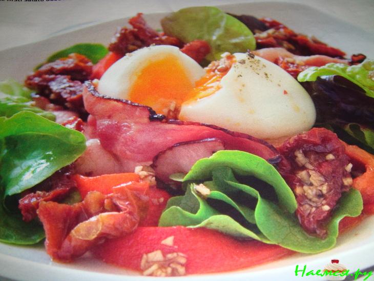Салат Латук с сушеными помидорами и яйцом Салат Латук с сушеными помидорами и яйцом