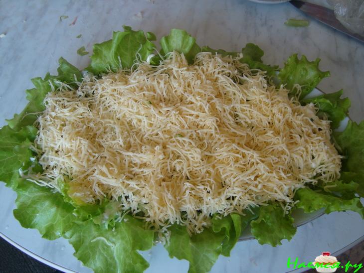 Салатик с куриной грудкой, сыром и черносливом