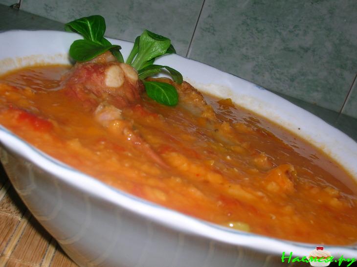 Густой чечевичный суп с копчеными свиными ребрышками