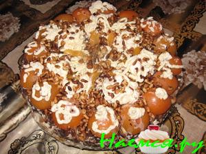 Фруктовый торт с шоколадными орешками