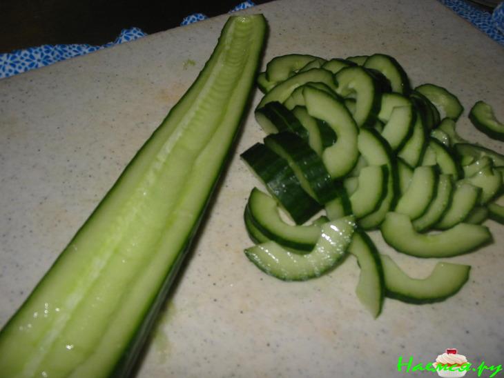 Салат из креветок с огурцом под соусом