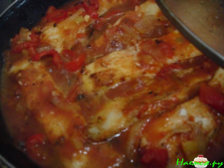 Камбала жаренная в томатном соусе