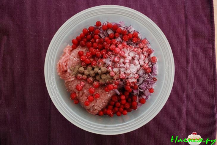 Котлеты из индейки с брусникой