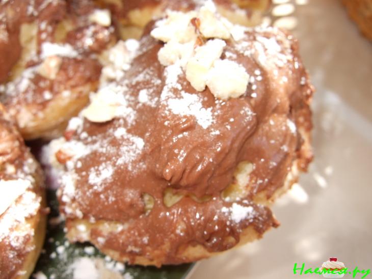 Эклеры со сгущенкой с ореховой посыпкой