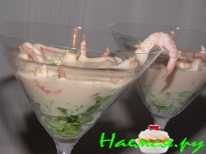 Креветочный коктейль с листьями салата