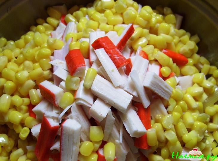 Салат с манго и крабовыми палочками