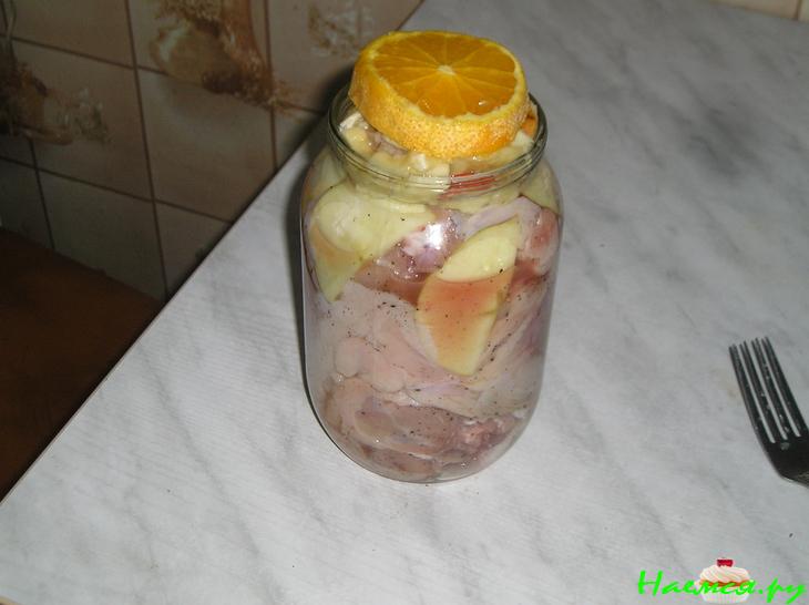 Курица с фруктами в банке