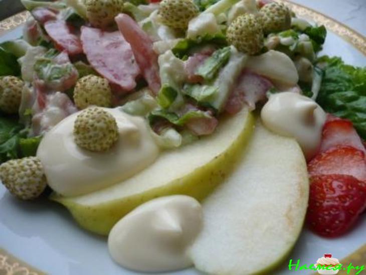 Салат "Летний fusion" с белой земляникой