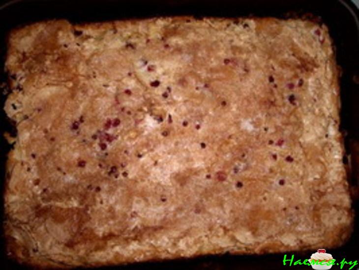 Сладкий пирог с брусникой и яблоками