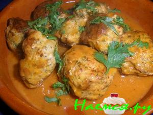 Куриные фрикадельки в соусе с зеленью, томатами и кокосовым молоком